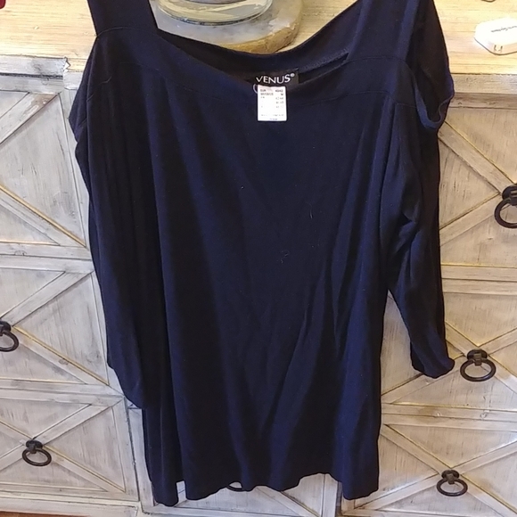 Venus shoulder cutout long sleeve top. - Picture 4 of 4